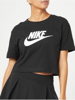D038 NIKE Core Essential Crop Top
